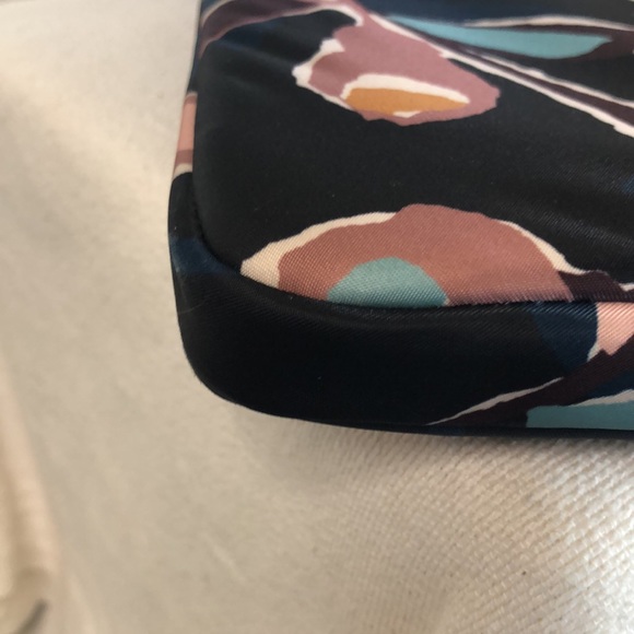 KATE SPADE dark blue floral print lap top Sleeve. Measures 15 X 10.5 inches. - Picture 10 of 10